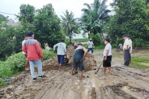Sehingga bantuan 10 Dam Truk material sirtu yang dibagikan ke 6 Dusun sudah dikerjakan masyarakat secara bergotong royong.