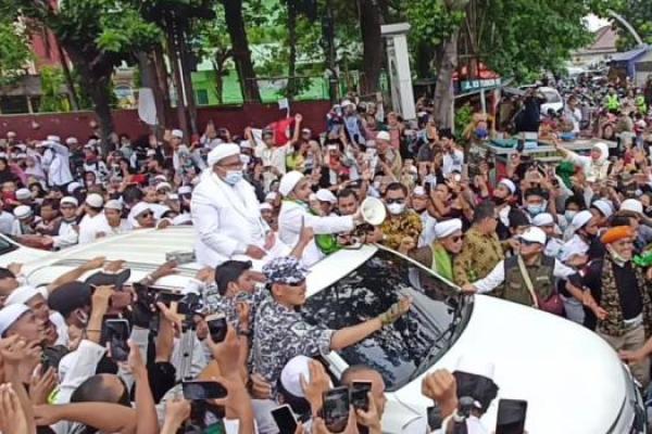 Polisi menaikkan status Habib Rizieq Shihab menjadi tersangka kasus kerumunan di Petamburan.