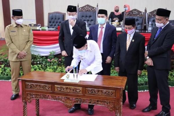 Ketua DPRD Medan, Hasyim SE, mengetuk palu pengesahan dan menetapkan R-APBD Kota Medan TA 2021 menjadi Perda APBD Kota Medan TA 2021, pada Senin malam.