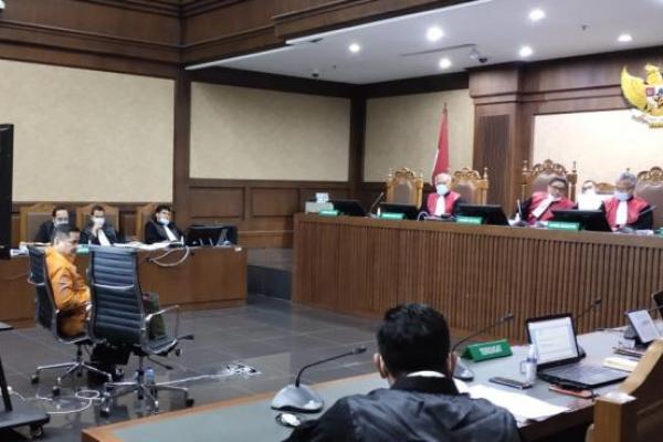 Hakim meyakini jenderal bintang dua Polri itu secara sah bersalah menerima uang sebesar 200.000 dolar Singapura dan USD370.000 dari Djoko Tjandra.
