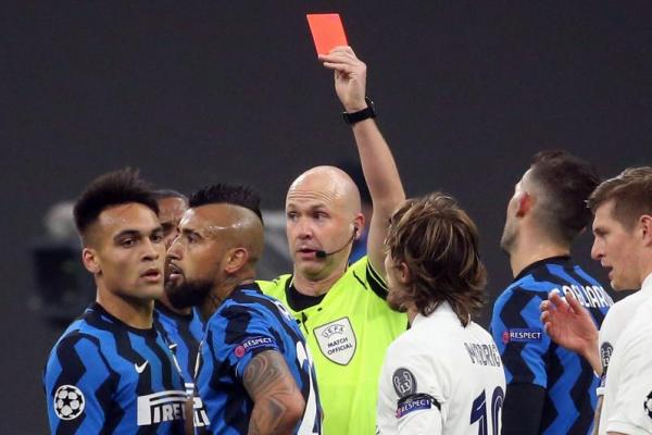 Akumulasi kartu kuning yang dia dapatkan ketika Inter Milan sedang tertinggal 1-0 dari El Real, membuat Nerazzuri makin kesulitan menggedor lini belakang Real Madrid.