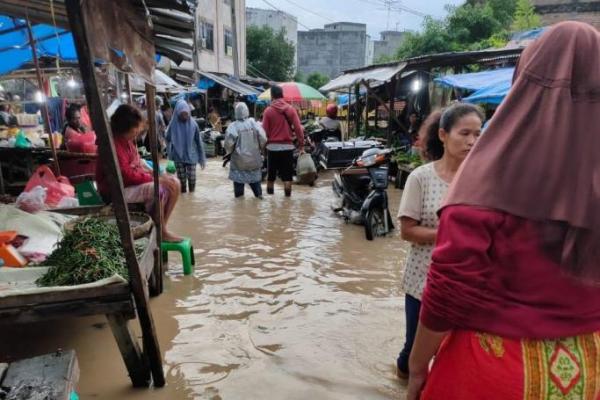 Genangan air karena luapan Sungai Padang terjadi sekitar pukul 03.00 WIB, Jumat (27/11).