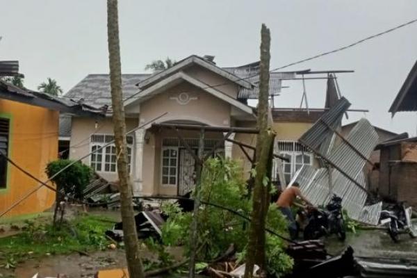 108 Rumah Warga dan 1 Kilang Padi di Kabupaten Sergai `Disapu` Angin Puting Beliung