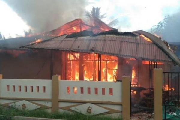 Menurut Kabid Humas Polda Papua, Kombes Pol Ahmad Musthofa Kamal, mengatakan bahwa pembakaran itu terjadi pada Senin (30/11) sekitar pukul 15.30 WIT.