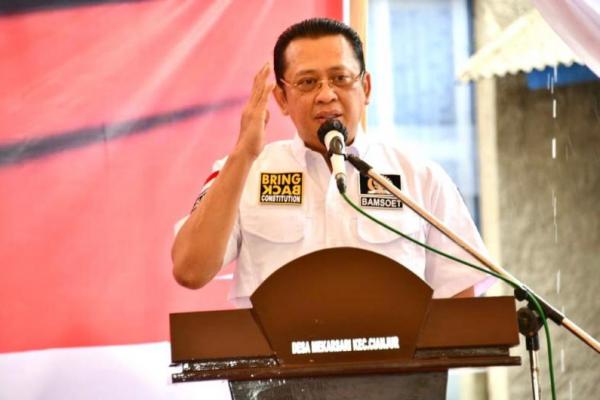 Ketua MPR RI Bambang Soesatyo menerima suntikan vaksin Covid-19 tahap kedua. 