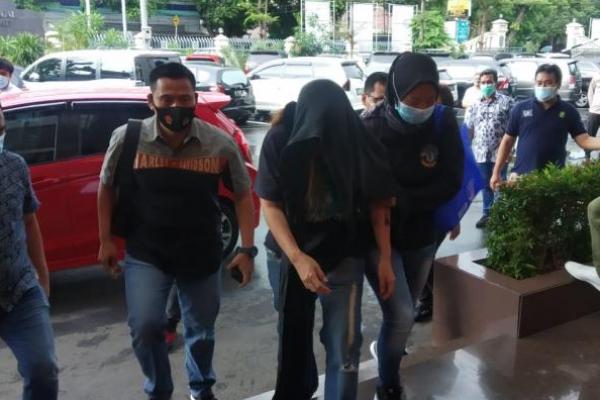 Artis Iyut Bing Slamet ditangkap Polres Jakarta Selatan dan langsung dilakukan pemeriksaan. Soal apa?