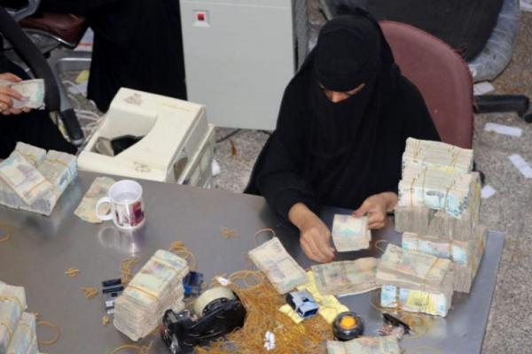Riyal Yaman mencatat keruntuhan bersejarah terhadap dolar AS, karena harga satu dolar selama dua hari terakhir mencapai 880 riyal, 