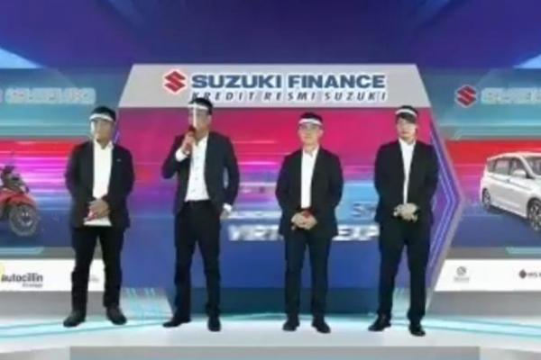 Kini calon pelanggan dapat mengambil produk-produk Suzuki hanya dengan mengerakan jari.