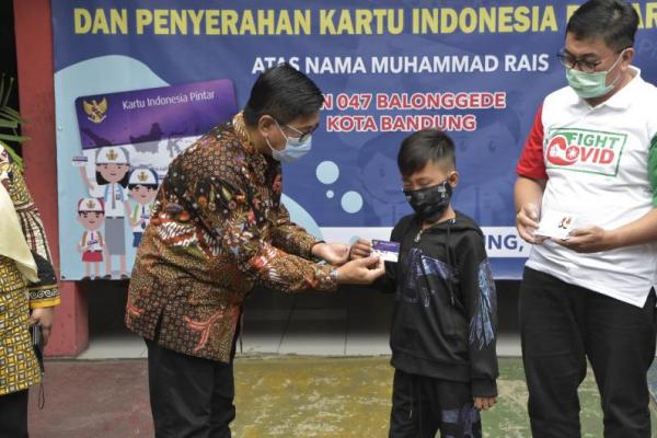Kemdikbud memberikan bantuan Kartu Indonesia Pintar (KIP), tabungan Simpel (simpanan pelajar), dan perlengkapan sekolah berupa tas sepatu seragam dan buku tulis kepada Rais.