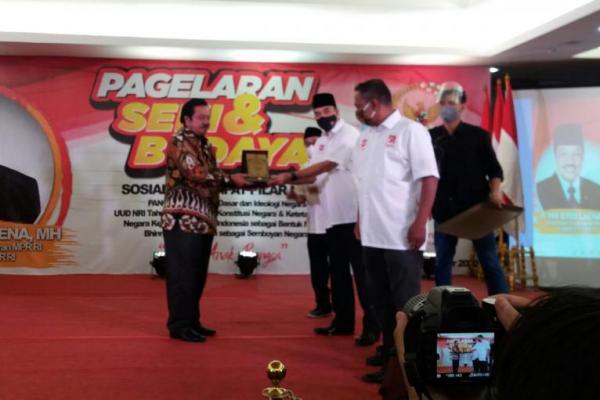 Majelis Permusyawaratan Rakyat (MPR) bekerjasama dengan Yayasan Bina Prestasi Nusantara (BPN) mengadakan pagelaran seni budaya dalam rangka sosialisasi Empat Pilar MPR. Pagelaran seni budaya ini menampilkan tari dan lagu nusantara.
