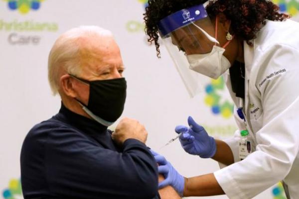 Setelah mendapatkan suntikan, dengan dosis vaksin yang dikembangkan oleh Pfizer Inc, Biden memuji para profesional medis sebagai pahlawan.