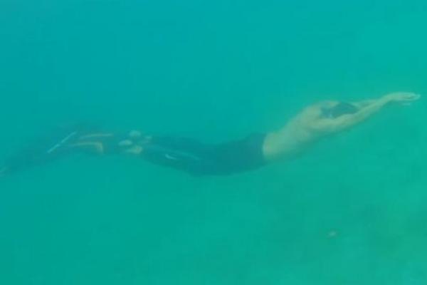 Seorang perenang asal Denmark memecahkan Rekor Dunia Guinness dengan berenang sejauh 662 kaki (202 meter) di bawah air dengan satu tarikan napas.