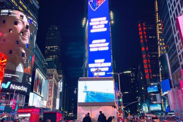 Maruli Tampubolon meriahkan Times Square New York City dengan lagu berjudul Never Stand Alone karya Artha Meris Simbolon.