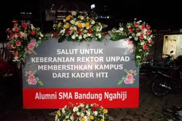 Karangan bunga membanjiri Universitas Padjajaran atas ketegasan Rekktornya yang mencopot Kader HTI.