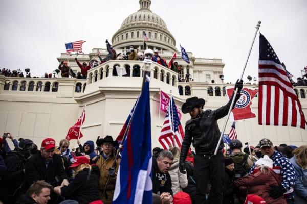 Para pendukung Trump menyerbu gedung Capitol AS ketika anggota parlemen bersiap untuk menandatangani kemenangan pemilihan Presiden terpilih Joe Biden