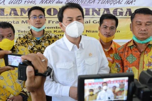 Wakil Ketua DPR RI Azis Syamsuddin meninjau destinasi Pariwisata dan Usaha Mikro Kecil Menengah (UMKM) di sekitar Danau Toba dan Pulau Samosir yang merupakan salah satu Kawasan Ekonomi Khusus (KEK) yang terdampak pandemi Covid 19. 