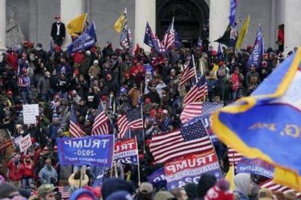 Pendukung Trump, yang mengibarkan bendera birunya dan mengenakan topi kampanye merahnya menyerbu gedung Capitol AS dan memaksa Kongres untuk mengesahkan kemenangan Joe Biden dihentikan sementara.