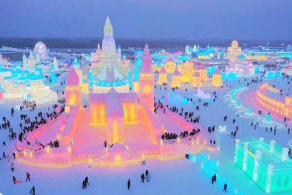 Festival di Harbin, sebuah kota di provinsi Heilongjiang timur laut China, adalah salah satu yang terbesar dari jenisnya.