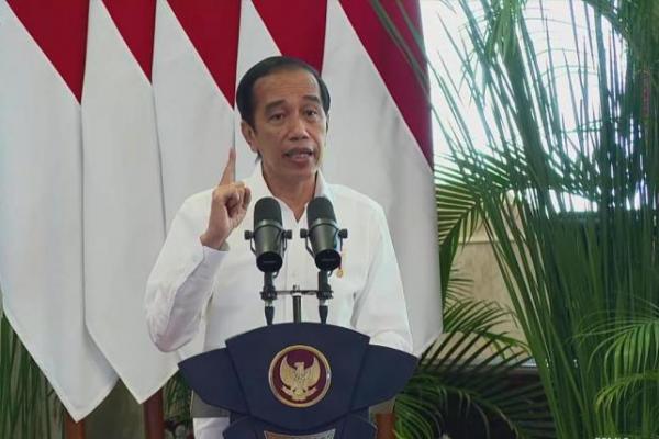 Jokowi juga menyebut bahwa insentif yang diberikan ke industri lain, juga diberikan kepada industri media termasuk pembebasan abonemen listrik