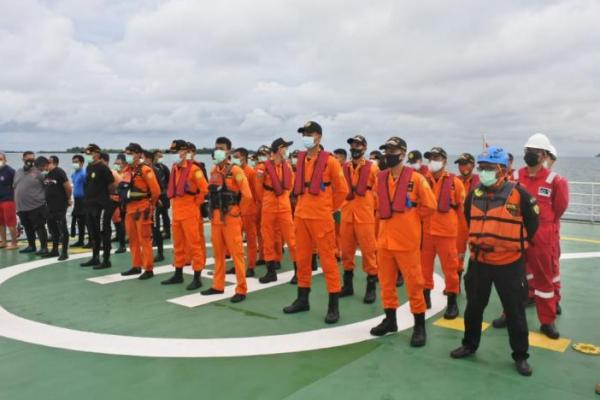 Temukan 74 potongan tubuh, tim penyelam gabungan lanjutkan pencarian korban Sriwijaya Air pagi ini.