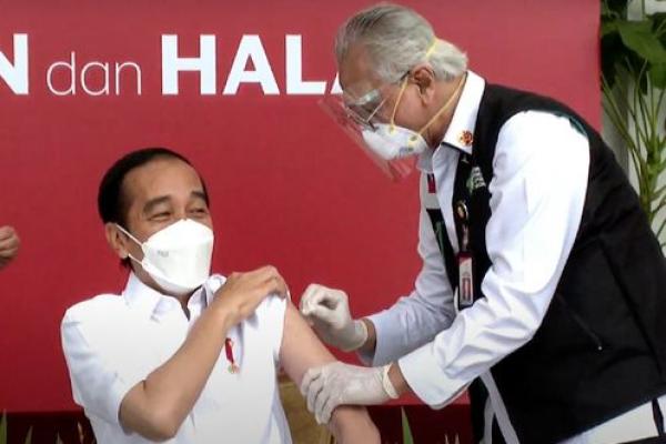 Presiden Joko Widodo akhirnya menjalani vaksinasi COVID-19 menggunakan vaksin Sinovac di teras Istana Merdeka Jakarta, Rabu (13/1).