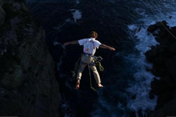 Rope free-flying, atau lompat tali, lahir pada tahun 90-an dan semakin populer dalam dekade terakhir, terlihat seperti bungee jumping yang disilangkan dengan abseiling.