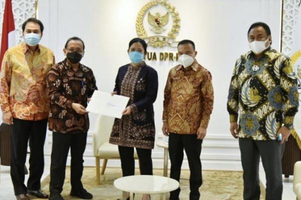 DPR RI menerima Surat Presiden tentang nama calon Kepala Kepolisian Republik Indonesia. Surpres bernomor: R-02/Pres/01/2021 tersebut disampaikan Menteri Sekretaris Negara Pratikno kepada Ketua DPR RI Puan Maharani, di Gedung Parlemen, Jakarta, Rabu (13/1).