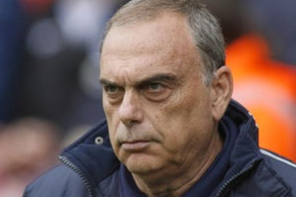 Mantan manajer Chelsea Avram Grant mengonfirmasi bahwa dia tidak memiliki pendekatan resmi dari klub London tersebut tentang kembalinya ke Stamford Bridge.