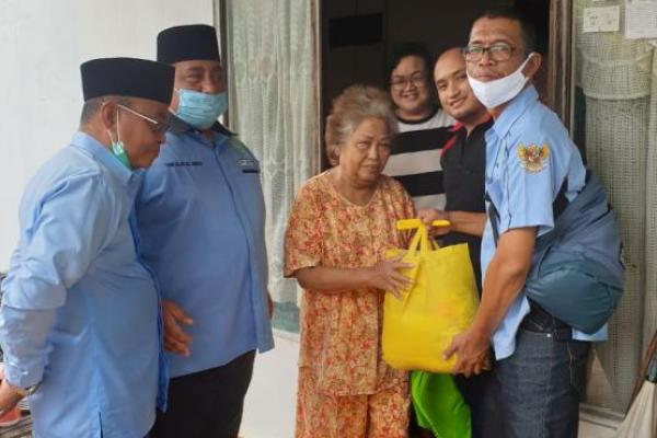 Ketua Umum (Ketum) DPP BKPRMI Said Aldi Al Idrus menyalurkan bantuan Komjend pol Purn DR H Syafrudin Waketum PP DMI kepada korban banjir di Banjarmasin Kalimantan Selatan (Kalsel)