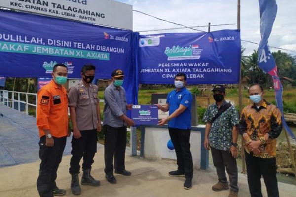 Lembaga penghimpun dan pengelola zakat, Inisiatif Zakat Indonesia (IZI) bekerja sama dengan Majelis Taklim XL Axiata (MTXL) membangun kembali Jembatan Talagahiang di Kecamatan Cipanas, Lebak, Banten