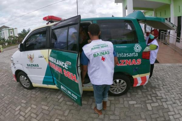 Tim Baznas terlebih dahulu melakukan swab test untuk memastikan aman dari Covid-19 sebelum diberangkatkan.