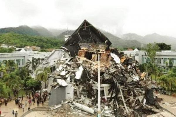 Rincian korban gempa yang terjadi pada Jumat (15/1), pukul 01.28 WIB atau 02.28 waktu setempat itu ialah, 47 orang meninggal dunia di Kabupaten Mamuju dan sembilan orang di Kabupaten Majane.