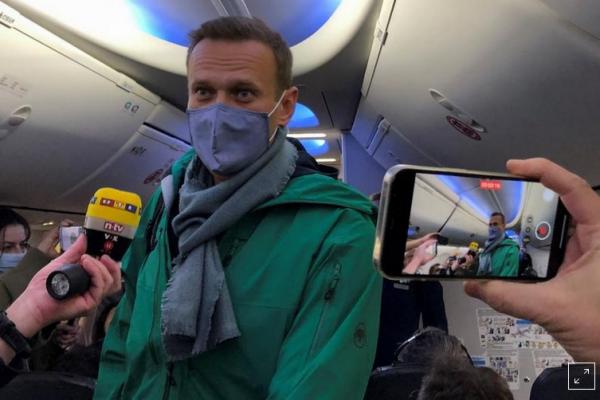 Navalny tampak sudah berada di dalam pesawat Pobeda di Jerman, yang akan membawanya terbang kembali ke Rusia.