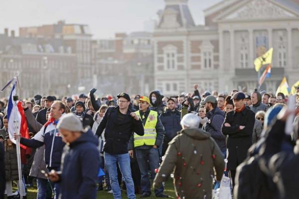Ribuan orang menggelar protes di Amsterdam, Belanda pada Minggu (17/1) kemarin untuk menentang penguncian (lockdown) nasional.