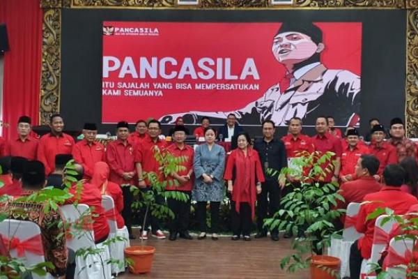 Megawati juga mendorong agar di setiap daerah ada kebun raya.