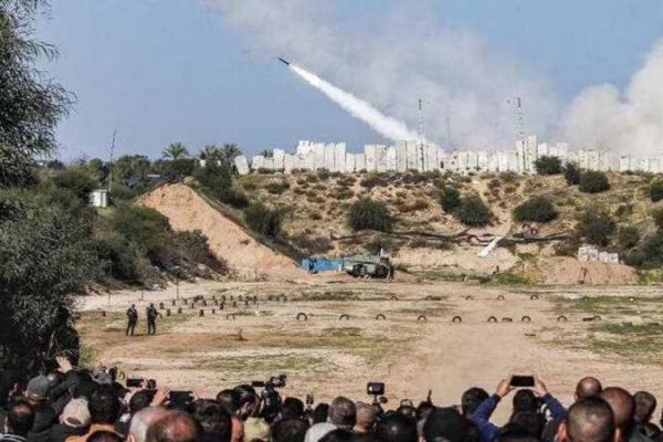 Serangan itu terjadi sebagai tanggapan atas dugaan serangan roket yang diluncurkan dari Gaza ke pantai dekat kota Ashdod di wilayah pendudukan.