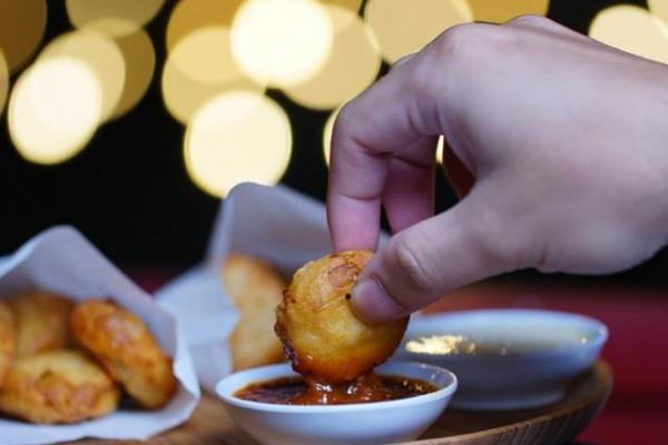 Untuk santai dan nongkrong bersama keluarga dan teman, ditemani snack gaul kekinian pasti makin seru.