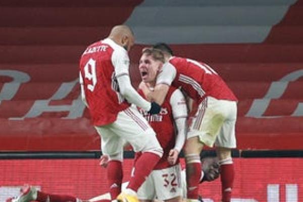 Bintang muda Arsenal Emile Smith Rowe dilaporkan akan mendapatkan kesepakatan baru bersama tim asuhan Mikel Arteta.