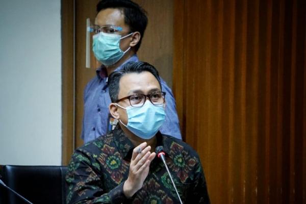 Aliran uang suap itu didalami penyidik KPK lewat pemeriksaan sejumlah saksi. Para saksi itu diperiksa di Kantor Polrestabes Bandung, Jawa Barat.