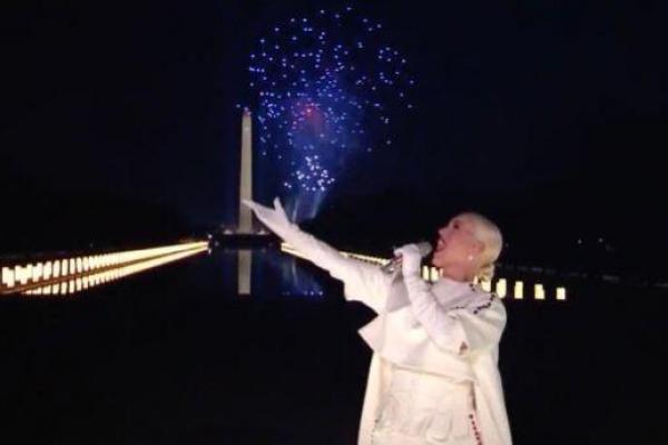 Katy Perry telah menutup acara untuk Hari Pelantikan Joe Biden dengan pertunjukan mewah dan kembang api, membuat banyak penonton menangis.