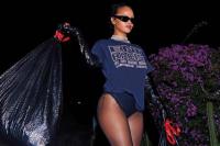 Berpakaian Seksi, Glam Rihanna Buang Sampah "Sindir" Tersingkirnya Trump