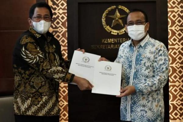 DPR RI telah menyerahkan surat persetujuan pemberhentian dengan hormat Jenderal Polisi Idham Azis dan persetujuan pengangkatan Komjen Polisi Listyo Sigit Prabowo sebagai Kapolri kepada Presiden RI Joko Widodo (Jokowi).