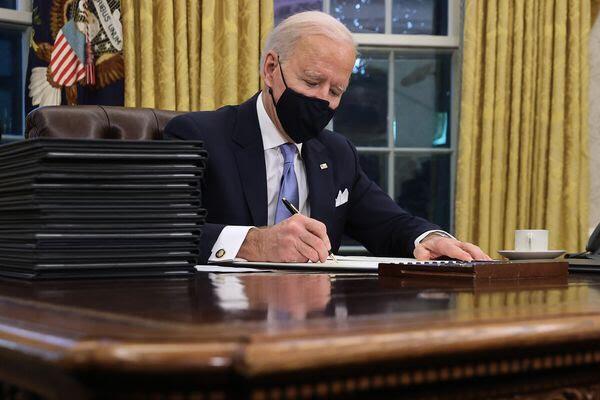 Presiden Joe Biden berencana untuk menandatangani 10 perintah eksekutif pada hari Kamis yang bertujuan untuk meningkatkan tanggapan pemerintah terhadap pandemi Covid-19.