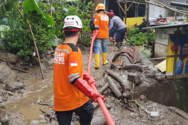 Badan Amil Zakat Nasional (Baznas) menerjunkan tim ke lokasi banjir bandang di Cisarua, Puncak, Kabupaten Bogor, Jawa Barat