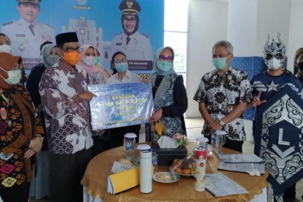 Perpustakaan berperan penting dalam membangun masyarakat berpengetahuan melalui usaha menumbuhkan tradisi dan budaya baca