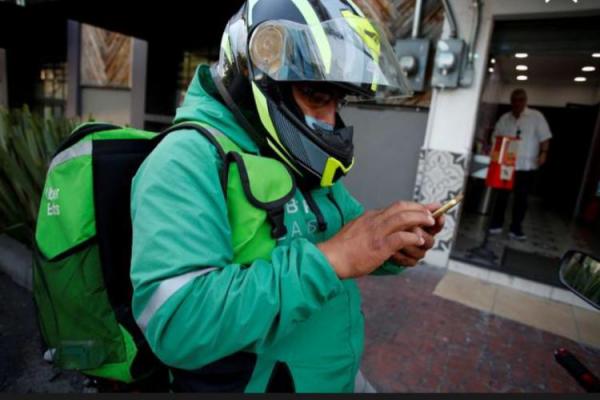 Bahkan seluruh restoran diwajibkan untuk melakukan sistem take away, yang berarti makanan yang dibeli harus dibawa pulang.