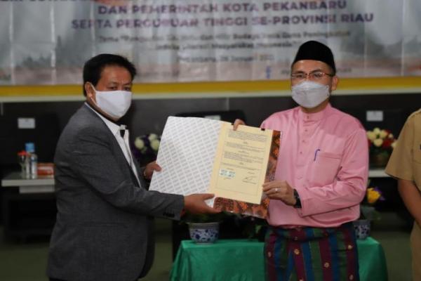 Perpustakaan Nasional (Perpusnas) RI menjadikan Riau sebagai tujuan pertama dalam upaya peningkatan indeks literasi masyarakat pada awal 2021