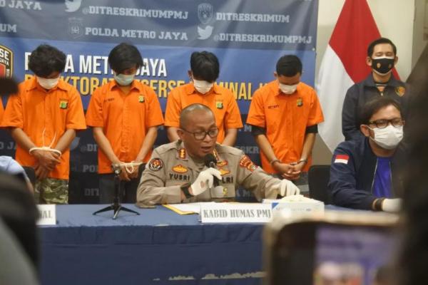 Lima pelaku pencurian kuras isi brankas minimarket dengan uang puluhan juta rupiah.