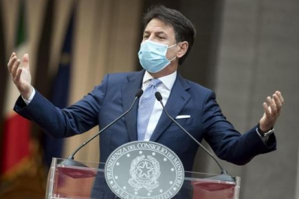 Di bawah kepemimpinan Conte, sebanyak lebih dari 85.000 warga Italia meninggal dunia akibat virus ganas tersebut.