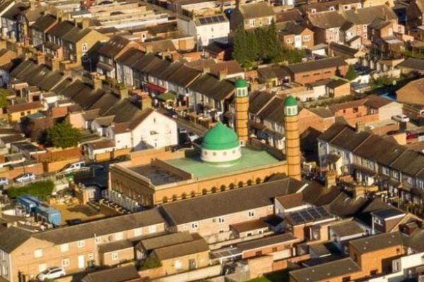 Masjid Ghousia Masjid di Gladstone Street di Peterborough, UK mengajukan permohonan kepada dewan kota untuk memasang speaker di salah satu menaranya.
